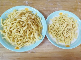 13、果干沙琪玛,这是炸好的面条。