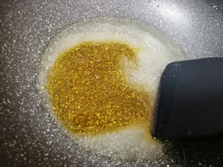 16、果干沙琪玛,加入麦芽糖。