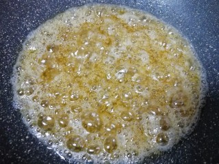 18、果干沙琪玛,继续小火熬至糖浆变浓稠，颜色成褐色。