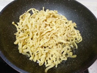 20、果干沙琪玛,下入炸好的面条。