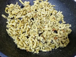 21、果干沙琪玛,快速翻炒，让每一根面条上都沾上糖浆。