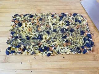 23、果干沙琪玛,晾凉以后倒扣在案板上，切块食用。