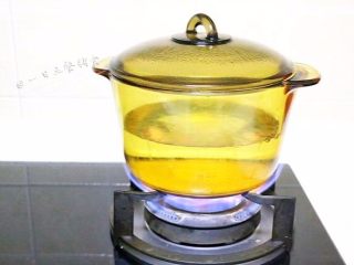 1、芹菜胡萝卜粥,锅内水烧开，水开之后把提前洗好的大米放进翻滚的开水里，煮！