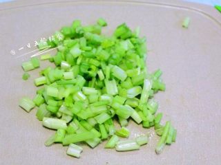 3、芹菜胡萝卜粥,芹菜帮切成小段。