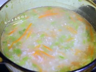 6、芹菜胡萝卜粥,搅拌~要经常搅拌~防止粘锅~3分钟后，宝宝的可以直接出锅。大人喜欢咸口的可以放一点点盐。