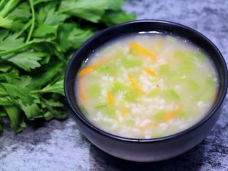 7、芹菜胡萝卜粥,出锅。