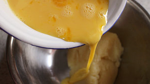 8、脆糖小泡芙,将面团换入搅拌盆中,蛋液分4-5次加入面团中,每次加入都要完全搅拌吸收在加入下一次