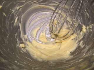 2、波浪抹茶蛋糕卷,黄油加糖粉稍稍拌匀