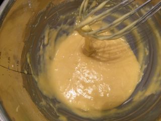 9、波浪抹茶蛋糕卷,筛入低粉，＂Z＂字形拌至无干粉