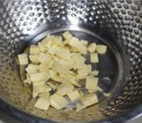 1、鬼脸南瓜塔,黄油取出后切小块