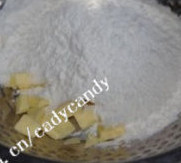 2、鬼脸南瓜塔,和低筋面粉还有糖粉与一起放入盆中