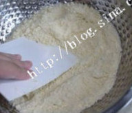 3、鬼脸南瓜塔,搓揉均匀或者用刮板拌成均匀