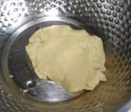 5、鬼脸南瓜塔,轻压到下方的方式混合成面团,包上保鲜膜,冷藏一小时