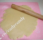 6、鬼脸南瓜塔,将冷藏好的面团、撒上少许高粉,擀成0.5CM左右的面皮