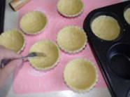 7、鬼脸南瓜塔,用小挞模印出形状,放进模具中用手像四周推平,平铺在模具上用叉子在面皮上扎出少许洞