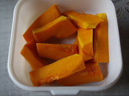 8、鬼脸南瓜塔,南瓜去皮切成小块,放进微波炉高火加热3-4分钟即可