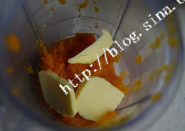 9、鬼脸南瓜塔,取出后放入搅拌的容器里趁热加入黄油,糖,奶油和蛋黄和少许朗姆酒,搅拌成南瓜泥