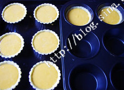 10、鬼脸南瓜塔,南瓜泥倒入铺好塔皮的模具中,放入预热好的烤箱180度30分钟左右