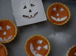 11、鬼脸南瓜塔,冷却后撒上糖粉和可可粉即可