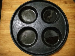 6、黄金蛋饺――回忆三十年前,在铸铁蛋饺锅中刷一层薄油。(没有蛋饺锅用汤勺一样可以的,不锈钢的那种,在汤勺中抹上均匀的一层油,然后进行后面步骤的操作。)