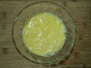 7、黄金蛋饺――回忆三十年前,鸡蛋磕进碗中,打散成蛋液。