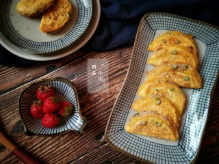 12、黄金蛋饺――回忆三十年前,出锅装盘后撒少许白芝麻提香。