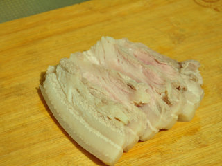 3、不可忘却的味道——卤肉饭,五花肉切成1cm的厚片。