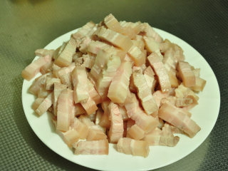 4、不可忘却的味道——卤肉饭,再切成1cm见方的肉条备用。