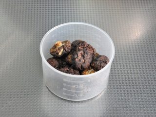 5、不可忘却的味道——卤肉饭,干香菇用温水泡发后切丁备用。