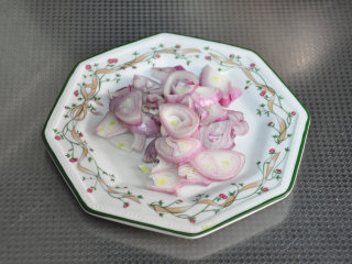 6、不可忘却的味道——卤肉饭,红葱头去皮切成红葱圈。