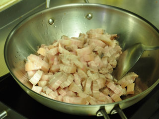 8、不可忘却的味道——卤肉饭,锅内留少许底油，倒入切好的五花肉大火翻炒。