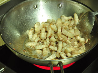 9、不可忘却的味道——卤肉饭,把五花肉中的油脂煸炒出来，将油沥出。