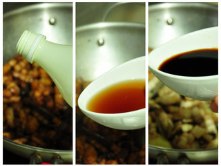 12、不可忘却的味道——卤肉饭,依次向锅中加入糯米酒、绍兴花雕酒、生抽。