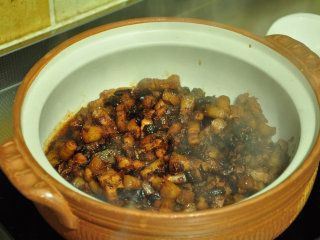 15、不可忘却的味道——卤肉饭,将炒好的卤肉倒入砂锅中。