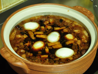 17、不可忘却的味道——卤肉饭,焖煮50分钟后加入去皮的水煮蛋，继续煮50分钟左右至汤汁浓稠即可，再加适量的盐调节。