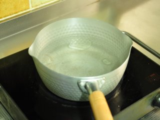 18、不可忘却的味道——卤肉饭,另烧一锅水，水开后加入少许盐和油。