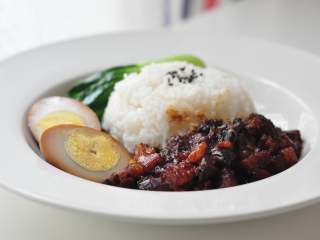 20、不可忘却的味道——卤肉饭,吃的时候一碗白米饭配上卤肉、卤蛋和青菜即可。