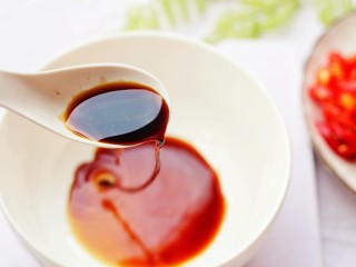 4、拿肉都不换的素炒香菇,取一碗加2勺生抽