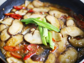 11、拿肉都不换的素炒香菇,加入蒜叶翻炒均匀。