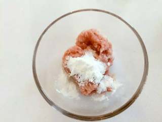 1、宝宝辅食：虾皮粉蒸豆腐饼,在猪肉糜中加入适量玉米淀粉，拌匀备用。