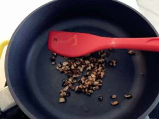 3、宝宝辅食：虾皮粉蒸豆腐饼,平底锅烧热，放少许油将香菇碎煸香，这一步也可省去，煸炒后更香一点。