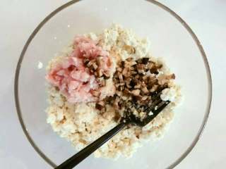 4、宝宝辅食：虾皮粉蒸豆腐饼,把肉糜、香菇丁、自制虾皮粉一起放入豆腐中。