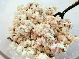 5、宝宝辅食：虾皮粉蒸豆腐饼,加少许盐调味并整体搅拌均匀。