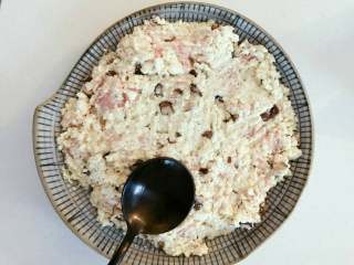 6、宝宝辅食：虾皮粉蒸豆腐饼,取一个盘子，把步骤7中的豆腐混合物放入盘中，用勺子压紧实。一定要压平压实，否则会影响最终口感。