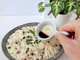 7、宝宝辅食：虾皮粉蒸豆腐饼,开动啦，味道是比较清淡的，可以在上面淋一点点宝宝酱油