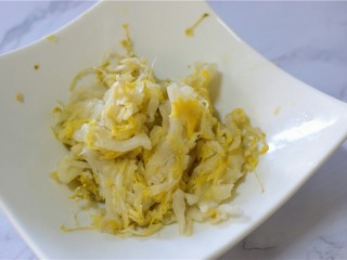 1、酸菜粉丝,酸菜洗净，切丝，攥干水份