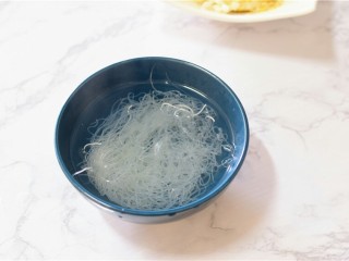 2、酸菜粉丝,粉丝用热水泡10分钟