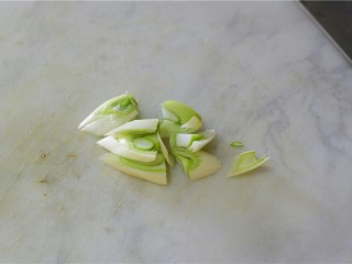 3、酸菜粉丝,切葱花