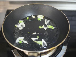 4、酸菜粉丝,锅中油热，加葱，炒出香味