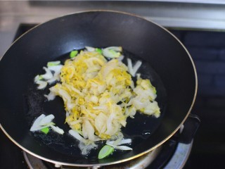 5、酸菜粉丝,加酸菜，翻炒均匀